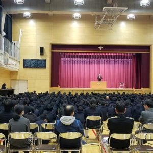 東京都豊島区西池袋中学校の終業式に サプライズ講演のイメージ